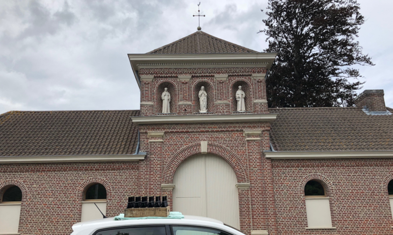 Krat Westvleteren 12 bovenop een auto voor de Sint Sixtus Abdij in Westvleteren